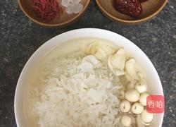 银耳莲子百合羹的做法图解2