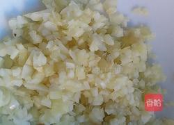 猪肉鸡腿菇蒸饺的做法图解1