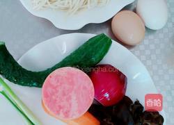 什锦火腿蛋炒面的做法图解1