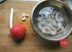 西红柿豆腐虾仁汤的做法图解1