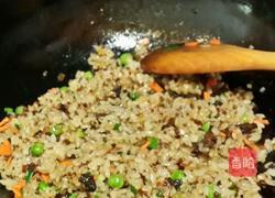 香菇酱炒饭的做法图解4