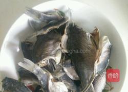 孜然干炸小鲫鱼的做法图解1