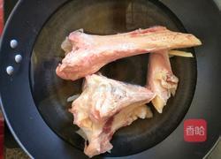 红萝卜牛骨汤的做法图解2