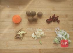 香菇土豆炖鸡的做法图解2