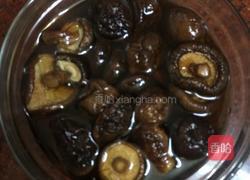 西兰花炒香菇的做法图解2