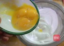 椰蓉蓝莓分蛋海绵小蛋糕的做法图解4