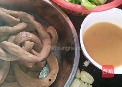 青椒炒卤水苦肠的做法图解1