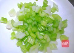 凉拌芹菜花生的做法图解1