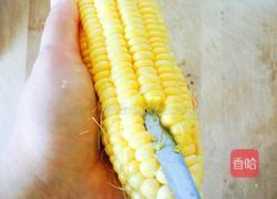 快速剥玉米粒的做法图解1