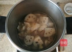 莲藕排骨汤的做法图解4