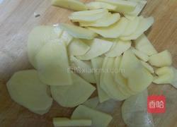 土豆白菜炖肉的做法图解2