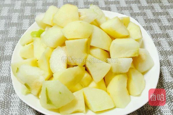  苹果香梨削皮，切小块，洗干净。 