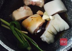 卤猪蹄的做法图解1