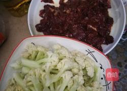 菜花炒牛肉的做法图解1