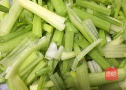 凉拌芹菜的做法图解1