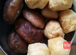 白菜香菇油面筋煲的做法图解2