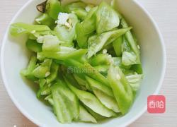 辣椒炒香肠的做法图解1