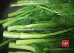 牛肉炒菜心的做法图解2