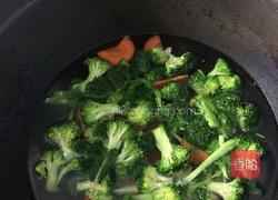 西兰花炒肉的做法图解2