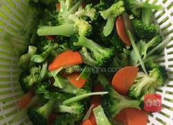 西兰花炒肉的做法图解3