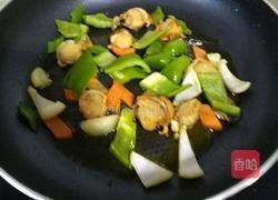 鸳鸯贝炒青椒圆葱胡萝卜的做法图解6