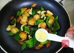 鸳鸯贝炒青椒圆葱胡萝卜的做法图解7