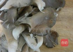 蘑菇炒肉的做法图解2