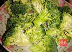 猪肉炒西兰花的做法图解2