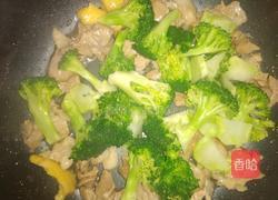 猪肉炒西兰花的做法图解7