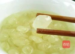 桃胶雪燕皂角米银耳椰浆鹌鹑蛋甜汤的做法图解2