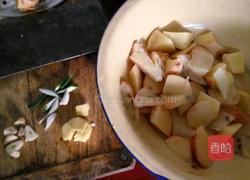 土豆炖排骨的做法图解2