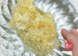 蜂蜜莲子银耳汤的做法图解1