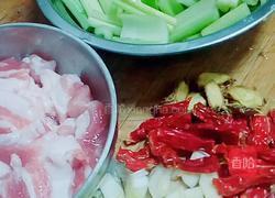 芹菜炒肉的做法图解1