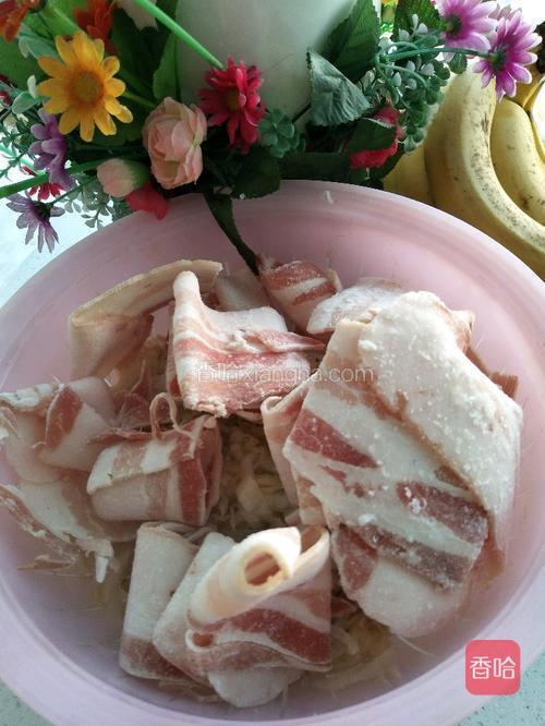 五花肉半斤,这是我买五花肉冰冻好,再去市场加工成片,这样做炒菜肉拿