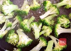 西兰花炒木耳的做法图解4