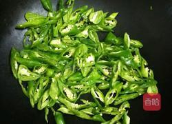 青椒炒蛋的做法图解1