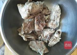 酸菜大骨头的做法图解4