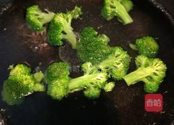 西兰花鸡肉肠的做法图解1