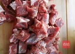 牛肉炖萝卜的做法图解1