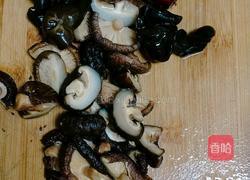 土豆香菇闷鸡腿的做法图解2
