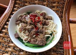 油泼辣子嫩牛拌面的做法图解3