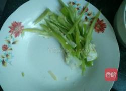 土豆丝辣椒丝拌面的做法图解2