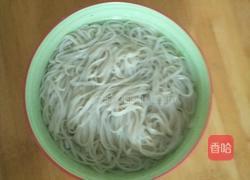 土豆丝辣椒丝拌面的做法图解4