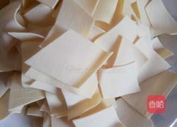 腊肠炒豆皮的做法图解1