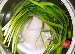 韭菜鸡蛋饼的做法图解1