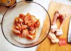 土豆烧鸡肉的做法图解1