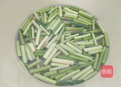 蒜苔炒肉的做法图解2
