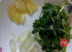 鲫鱼炖豆腐汤的做法图解1