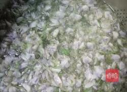 小炒紫藤花腊肉的做法图解3