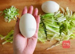 蒜苗炒鹅蛋的做法图解1